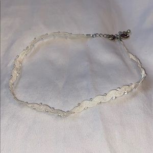 Whiter choker